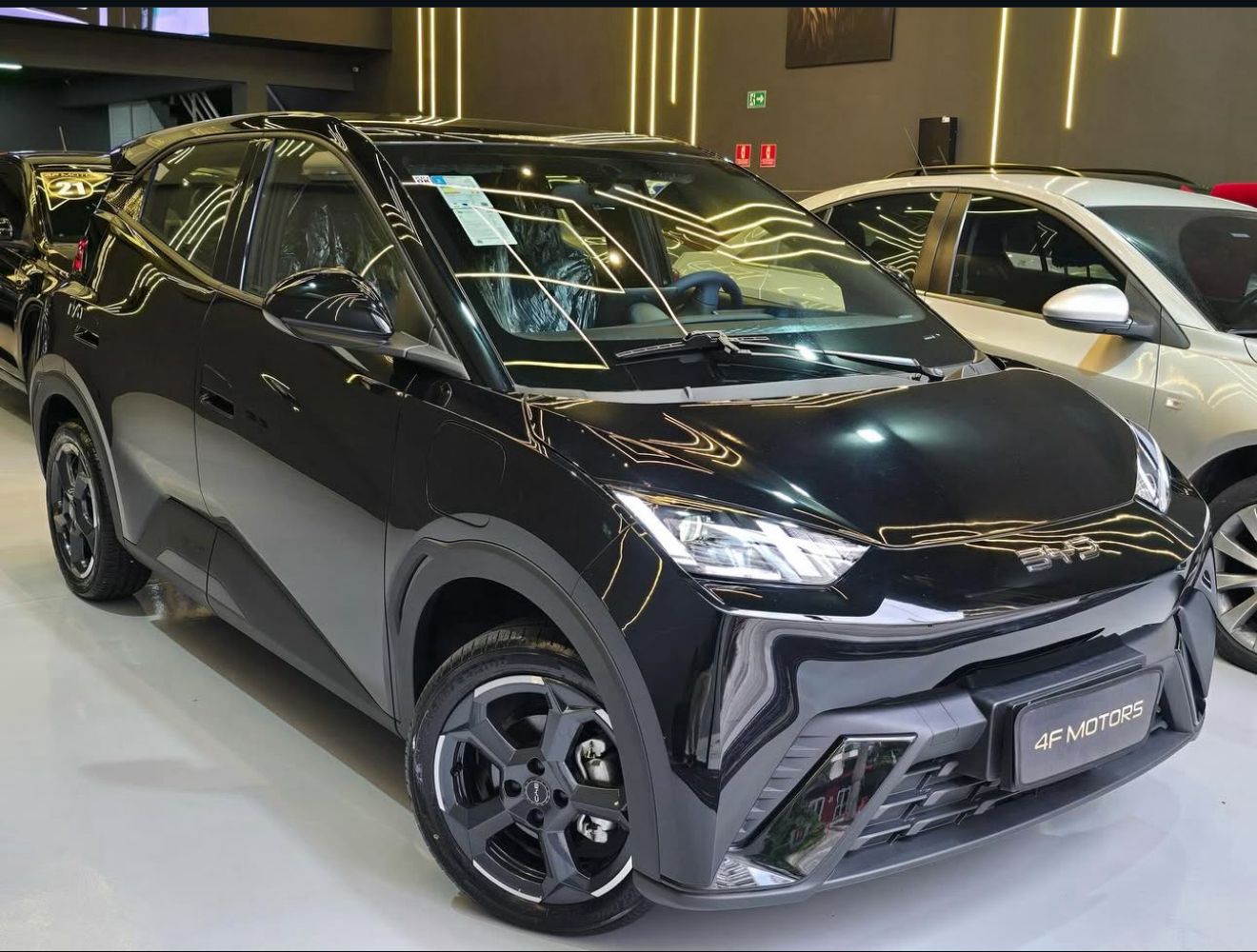 Interior iluminado do showroom da 4F Motors em São Paulo