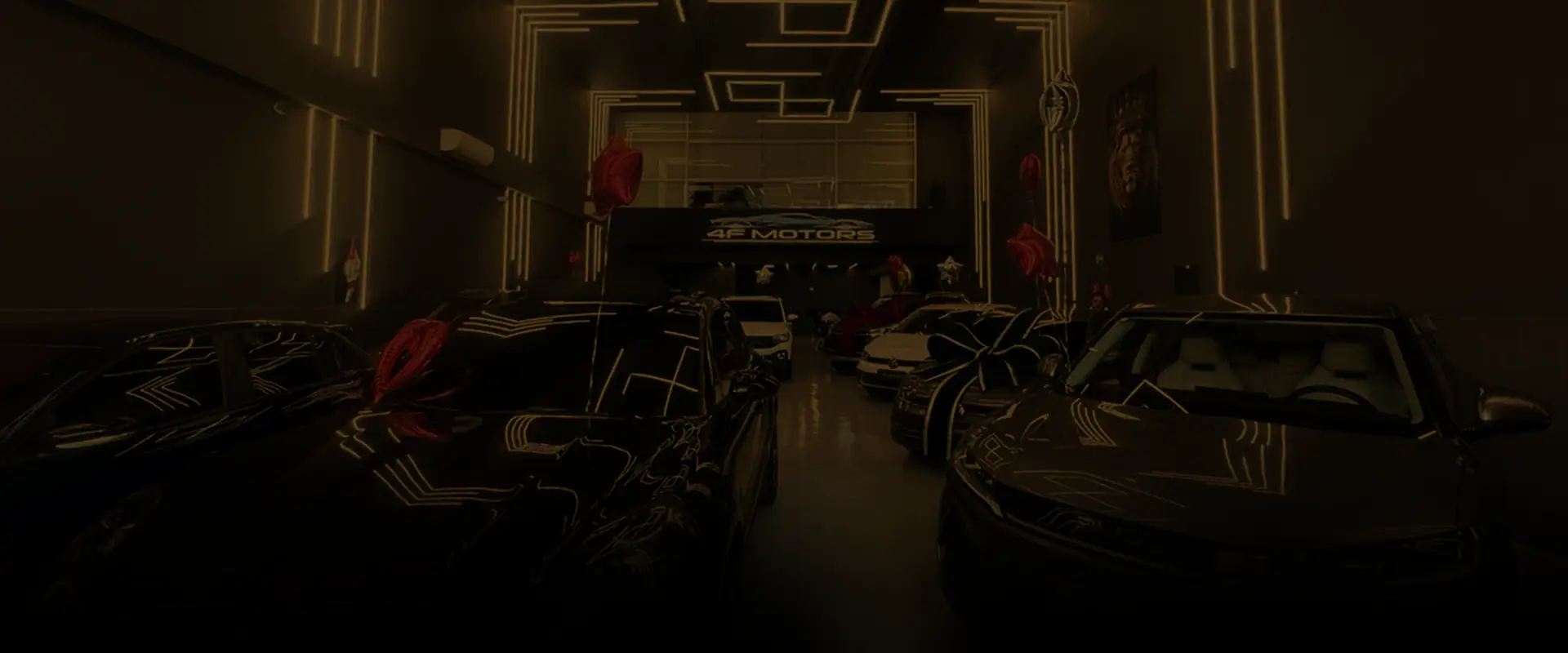 Fachada e showroom da 4F Motors no Tatuapé, em São Paulo, com veículos seminovos expostos